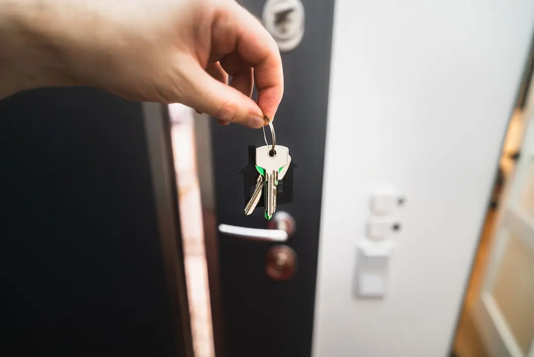 Remise des clés à la porte d'un appartement