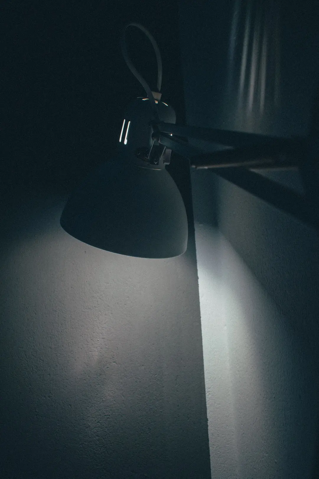 Lampe murale dans la pénombre